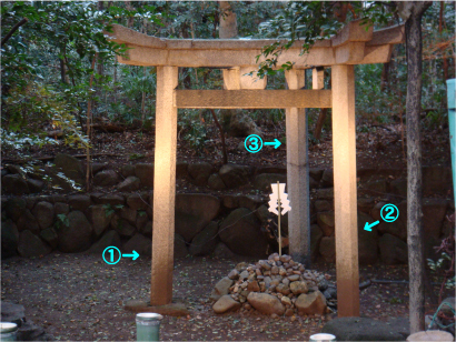 三本足の鳥居.jpg